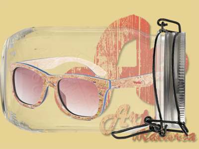 Gafas de sol de corcho sobre madera de skate