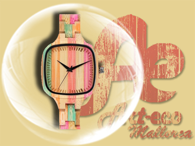 Reloj de madera de bambú teñida en tonos anaranjados