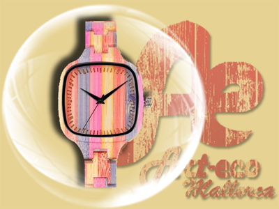 Reloj de madera de bambú teñida en tonos rosados