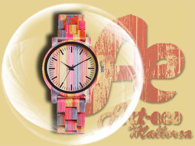 Reloj de madera de bambú teñida en tonos rosas

