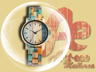 Reloj de madera de bambú teñida en tonos verdes
