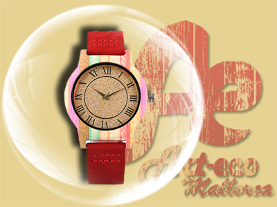 Reloj con caja de madera de bambú teñido con tonos rosas y correa de piel vuelta roja. Esfera de corcho con numeros romanos