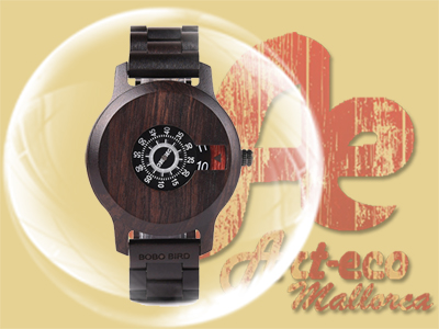 Reloj con novedoso diseño de discos con caja y correa de sándallo negro.