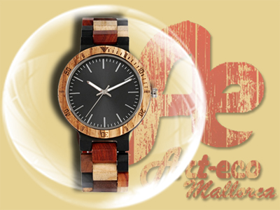 El reloj con caja de madera de zebrano y esfera negra. La pulsera está hecha de una llamativa mezcla de madera.