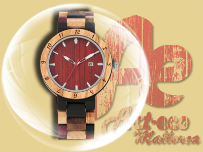 El reloj con caja de madera de zebrano y esfera roja. La pulsera está hecha de una llamativa mezcla de madera.