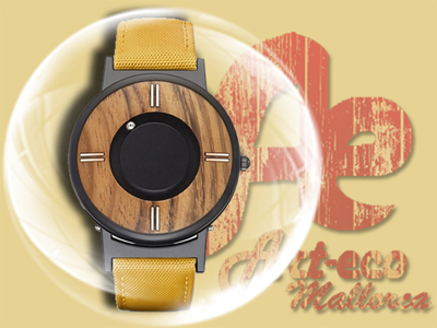 Modelo con correa de piel amarilla