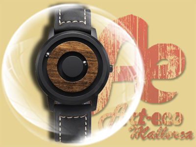 Modelo con correa de piel negra