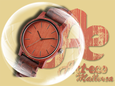 Reloj de madera de palo de rosa con esfera tambien en color rojo