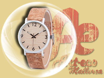 Modelo con caja de acero en color blanco