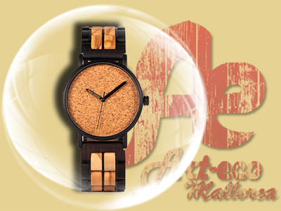 Reloj con caja de acero negro y  correa de acero y madera de zebrano y sandalo negro. Esfera de corcho