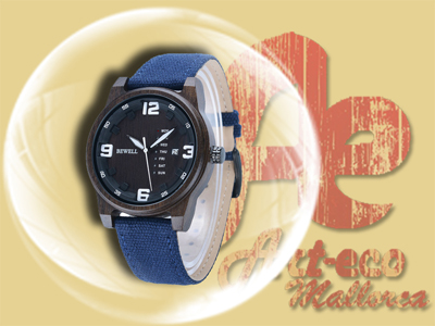 Modelo con caja de sándalo negro y correa azul