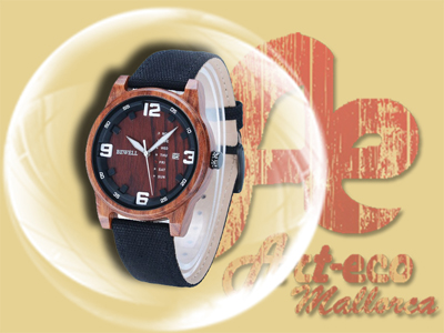 Modelo con caja de sándalo rojo y correa negra