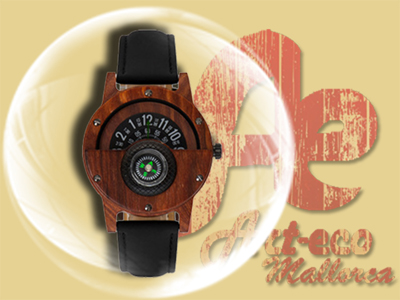 Modelo en madera de sándalo rojo y correa negra