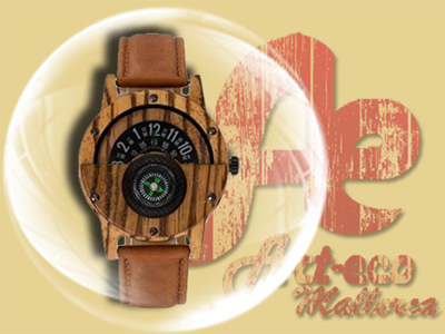 Modelo en madera de zebrano y correa beige