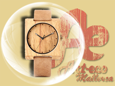 Modell mit Bambusbox und beigem Armband