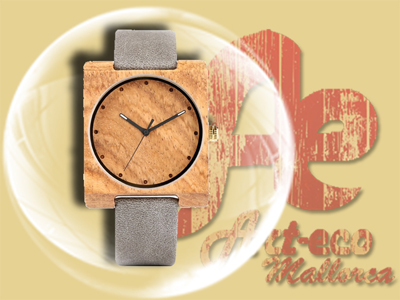 Modell mit Bambusbox und grauem Armband.