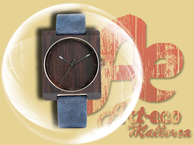 Modell mit schwarzem Sandelholzgehäuse und blauem Armband