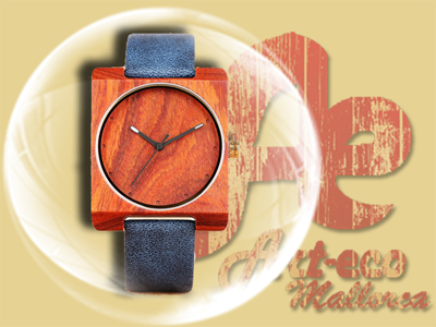 Modell mit rotem Sandelholzgehäuse und blauem Armband