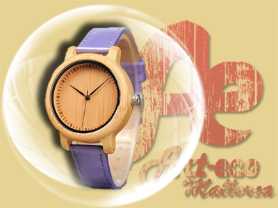Reloj con caja de madera de bambú y correa lila. Talla pequeña