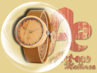 Modelo en madera de bambú y correa beige