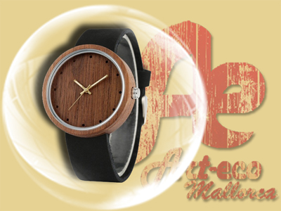 Modelo en madera de sándalo negro y correa negra