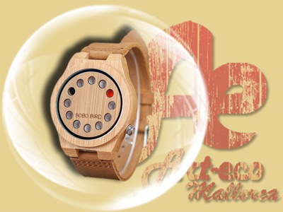 Reloj con caja de madera de bambu y correa de piel beige. Diseño de círculos con dos puntos, uno rojo y otro negro, para marcar las horas
