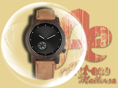 Reloj con caja de madera de sándalo negro y correa de piel beige. Detalle de pequeña esfera para el segundero