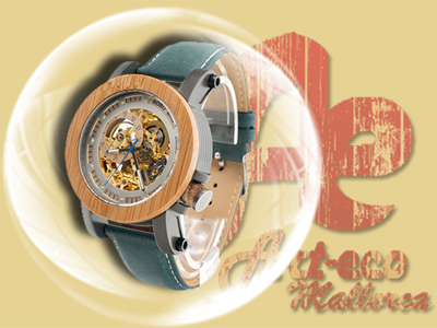 Modelo en madera de olivo con correa de color azul verdoso