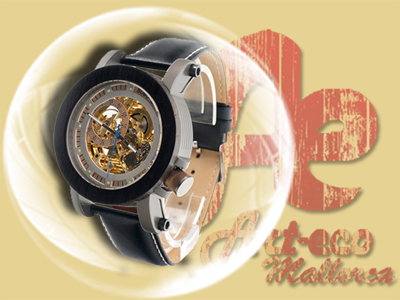 Modelo en madera de sándalo negro con correa de color negro